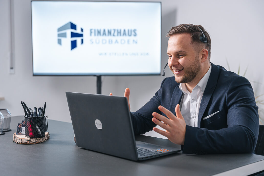 Berater von Finanzhaus Südbaden mit Headset im Online-Beratungsgespräch