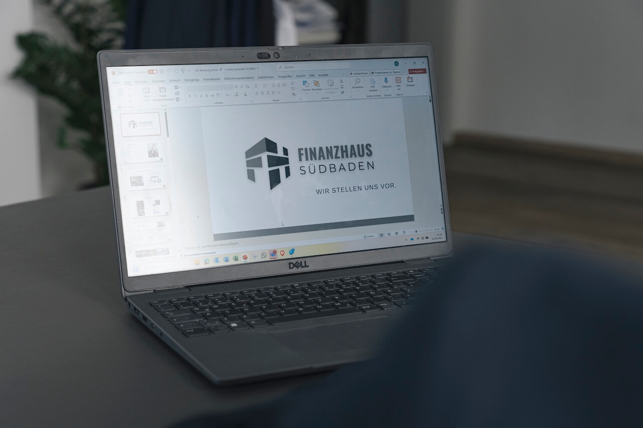 Laptop mit der Vorstellungspräsentation von Finanzhaus Südbaden auf dem Besprechungstisch
