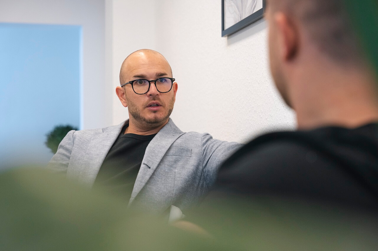 Berater von Finanzhaus Südbaden erklärt einem Kunden einen Sachverhalt