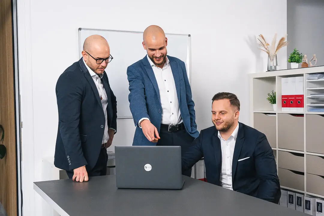 Finanzhaus Südbaden Team bei der Beratung am Laptop