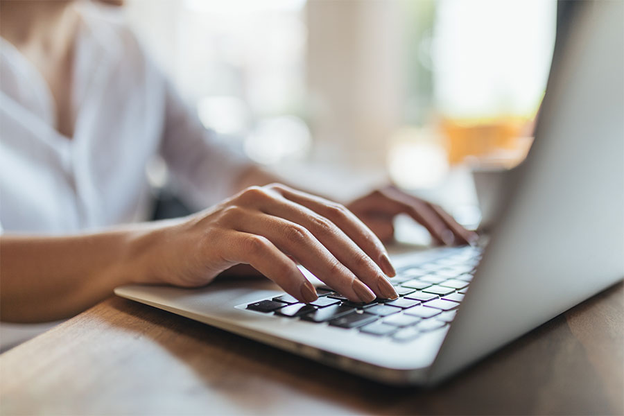 Frau tippt was ein im Laptop