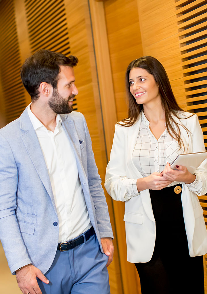 Kolleg*innen auf dem Flur