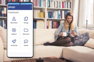Frau nutzt die simplr App auf dem Handy